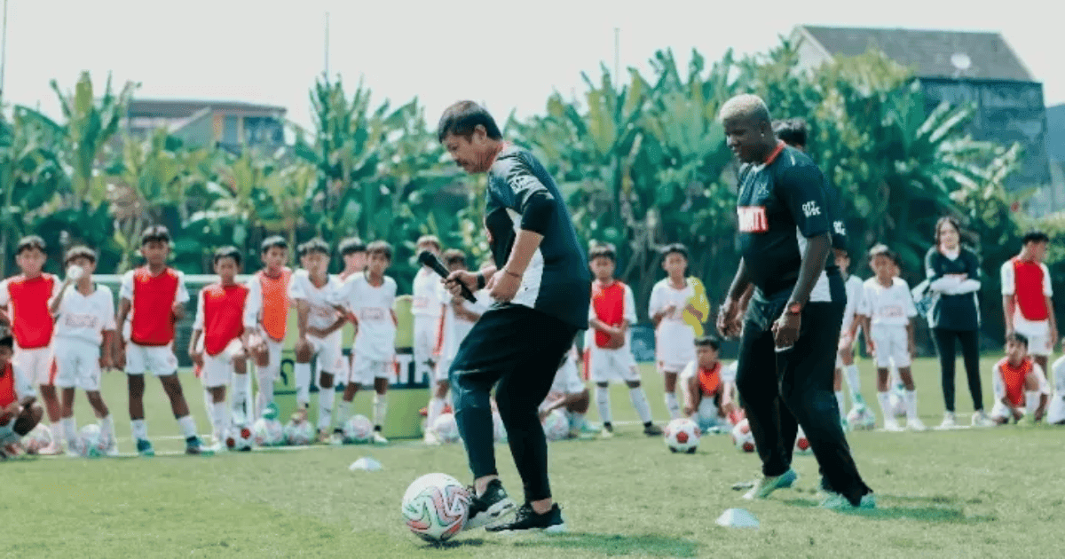 Dozens of Jogja Children Practice Soccer with Indra Sjafri, Five Win Golden Tickets to Meet Patrice Evra