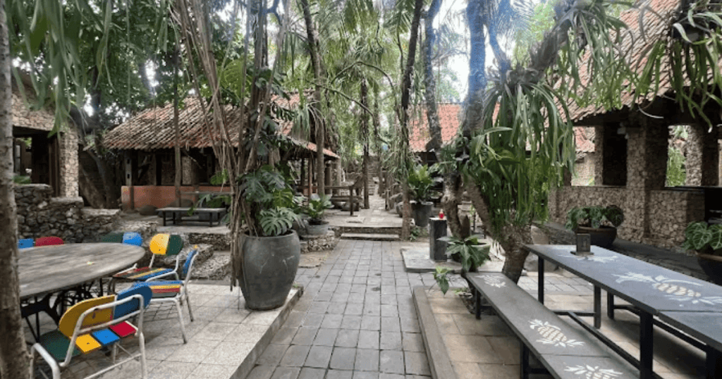 Waroeng Pohon Omah Sawah — traditional atmosphere at KM 6