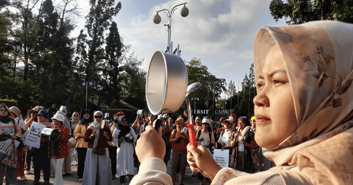 Women in Jogja Take to the Streets, Carrying Pots, to Protest MBG
