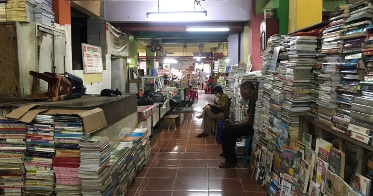 Now Helpless, Used Booksellers at Surabaya's Blauran Market Have Been Abandoned by Buyers