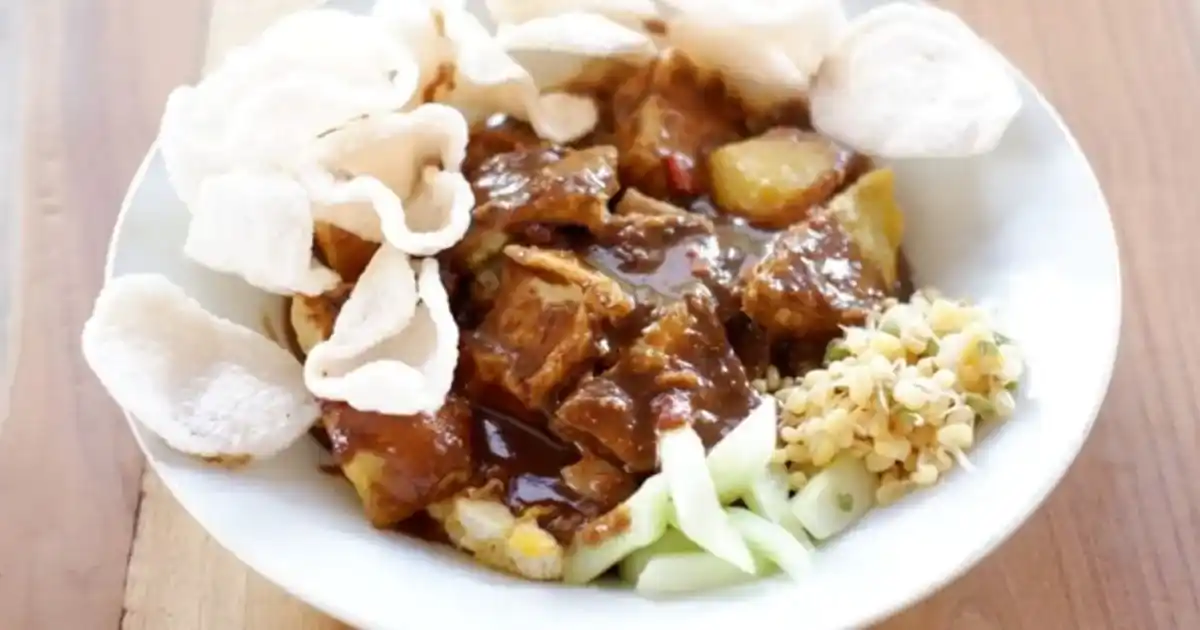 Legendary Tahu Tek Queue Explodes in Wirobrajan